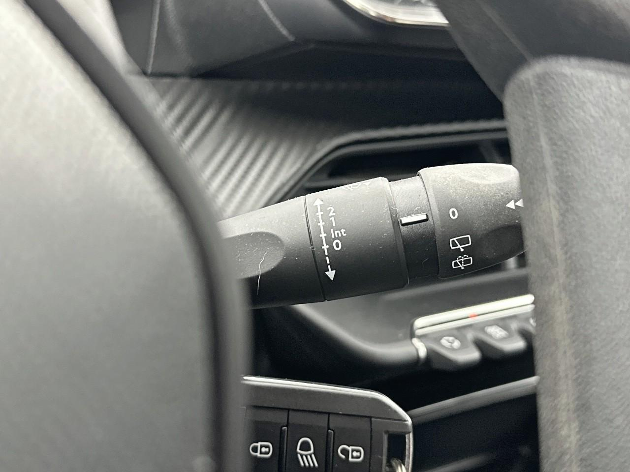 Peugeot 208 puretech 75 s&s bvm5 like — photo 18
