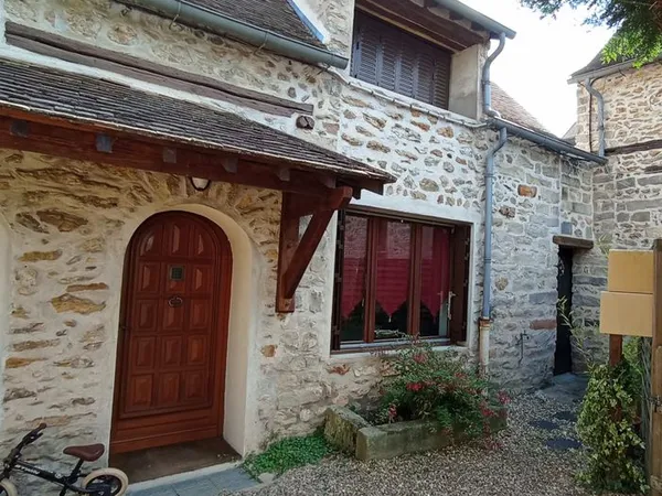 Une maison de village avec jardin
