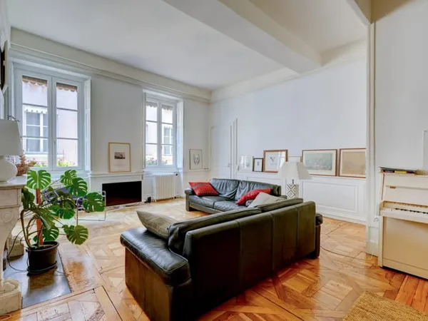 Lyon 1 - Place du Forez - Superbe T6 de 179 m²