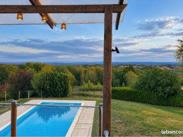 Maison avec grand terrain et piscine