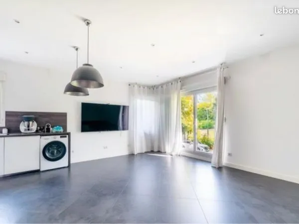 Appartement 4 pièces 77,6 m² 3 chambres. Jardin privatif 155 m² parking