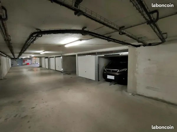 LOUE... (Ou ACHÊTE) GARAGE FERMÉ-