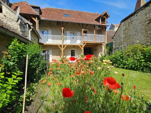 Maison de charme au coeur du village, avec jardin intimiste et beaux volumes familiaux