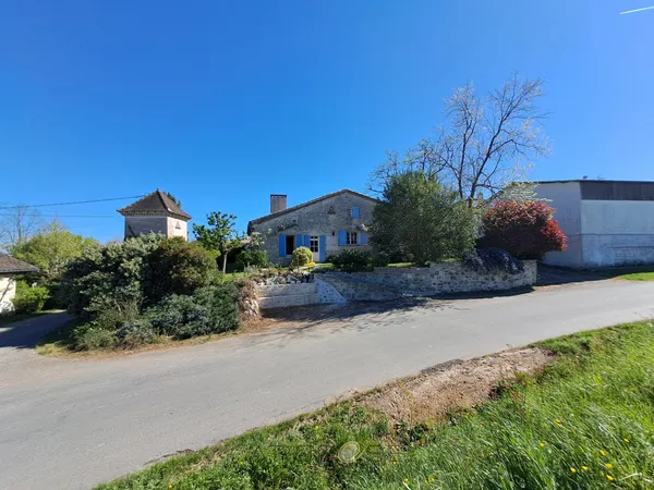 Maison de caractère en pierre dans un hameau .