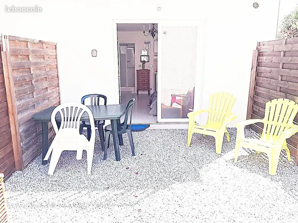 STUDIO MEUBLÉ 24 m² - 650 TOUT COMPRIS - TERRASSE 20 m² AVEC SALON DE JARDIN- PARKING PRIVÉ SÉCURISÉ