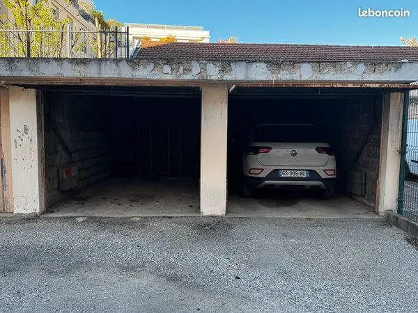 🚗 À VENDRE - 2 GARAGES CÔTE À CÔTE - LYON 8e