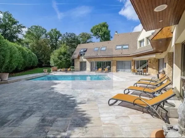 Maison 8 pièces 371 m²
