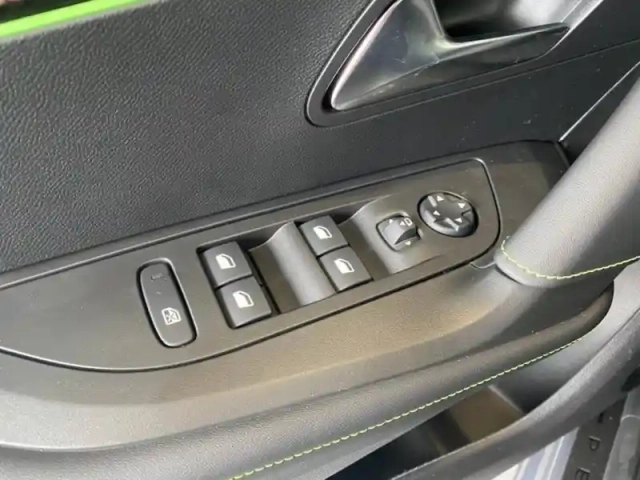 Peugeot 2008 1.2 puretech 130ch s&amp;s gt — photo 11