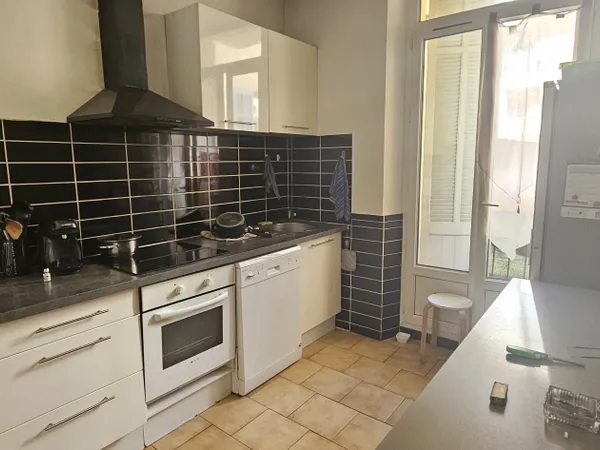 Toulon, proche du centre, immeuble entretenu à vendre