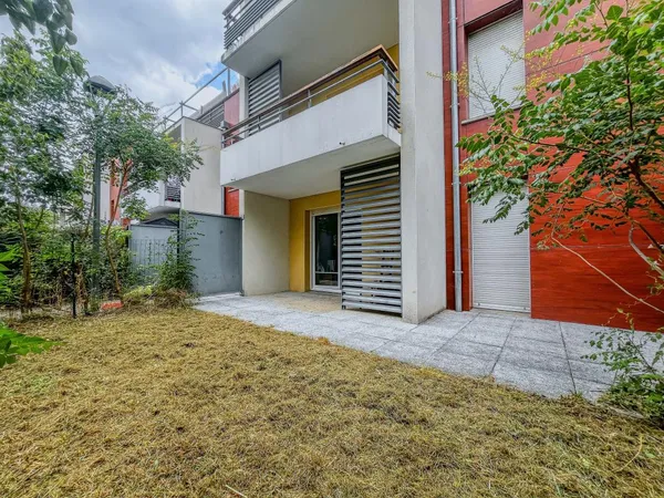 Appartement T2 À Vendre avec terrasse , jardin et parking