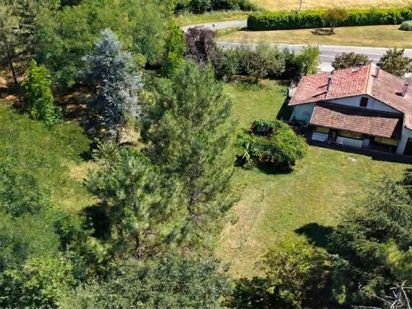 CHARMANTE MAISON SUR UN GRAND TERRAIN