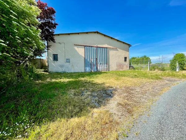 Bias, proche de Villeneuve sur Lot, hangar de 265 m² à louer en campagne. Petite porte et grande ouv