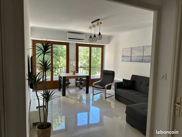T2 meublé 55 m² climatisé avec balcon - Castellane, fibre incluse