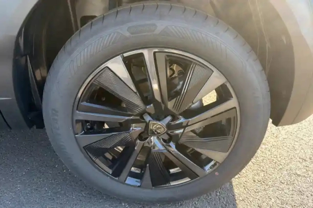 Peugeot 2008 hybrid 145 e-dcs6 — photo 12