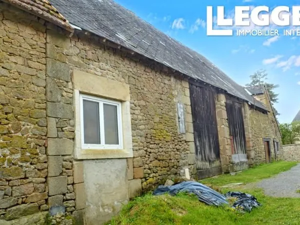 Grange mitoyenne à rénover, située dans un village.