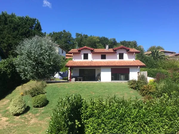 Maison de charme avec T2 indépendant et vie au vert à deux p