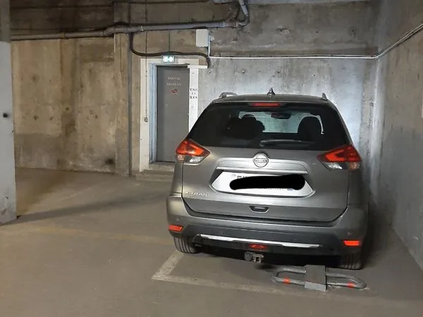 Grande place de parking sécurisée - Belleville