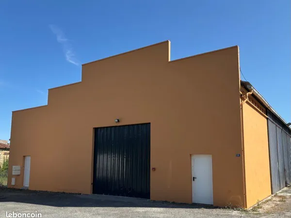 Local 360 m2 avec bureaux