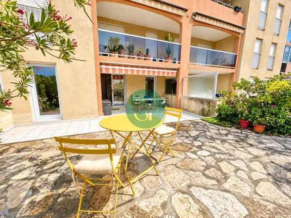 Le Brusc Appartement Type 2 40.5 m2 meublé en rez-de-jardi
