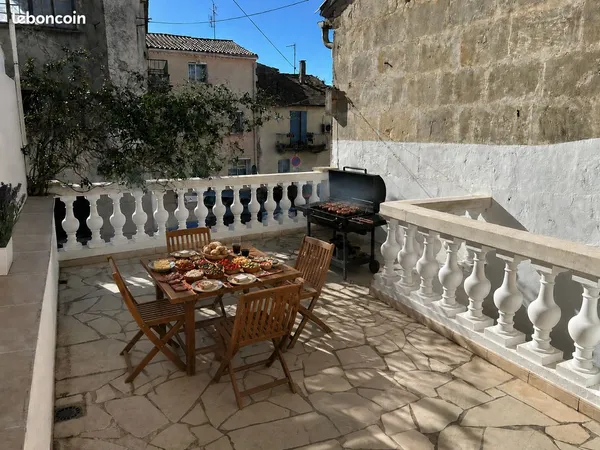 Manduel-Maison de caractère entièrement rénovée avec terrasse, garage et grande cave