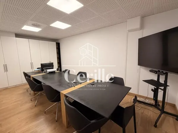 À LOUER — LOCAUX D'ACTIVITÉ ET BUREAUX (313 m²) — 7 PARKINGS PRIVATIFS