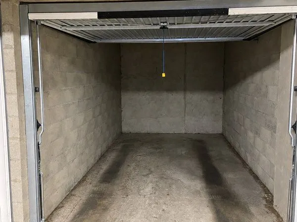 Garage / Box fermé sécurisé - Caluire - proche métro Cuire