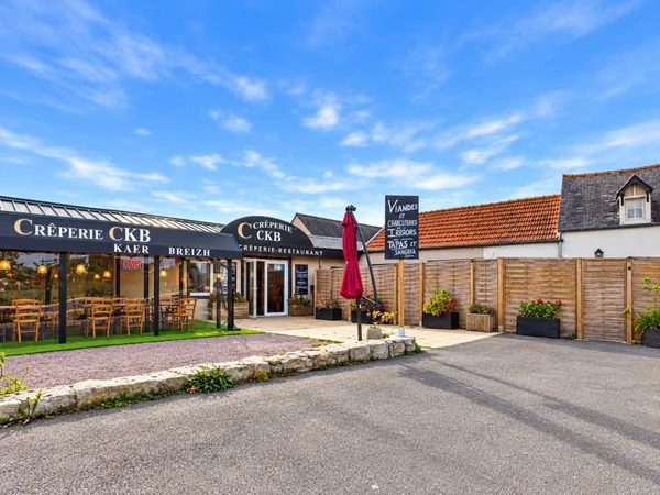 PLOUGASNOU - LOCAL COMMERCIAL RÉNOVÉ AVEC GÎTE INDÉPENDANT - ANCIENNE CRÊPERIE DES KORRIGANS
