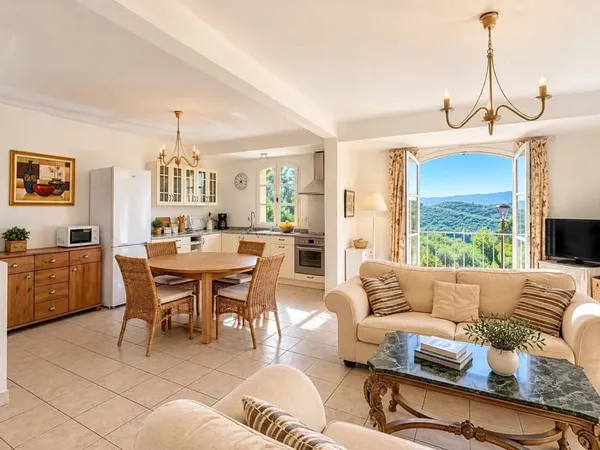 Maison de village 3 chambres avec terrasses et vue panoramique à vendre à Grimaud village