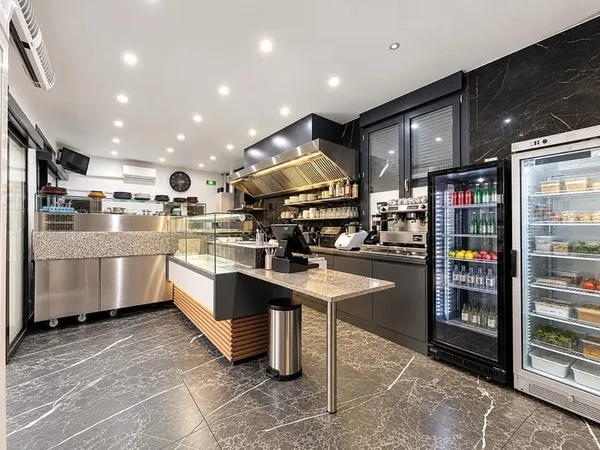 Immeuble avec 2 appartements et commerce!