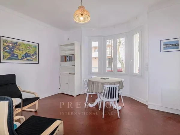 Juan les pins Murs d'un local et un appartement 2 pièces