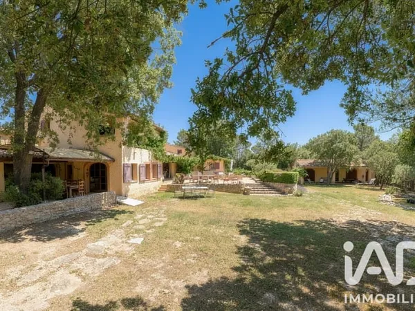 Maison 10 pièces 440 m²