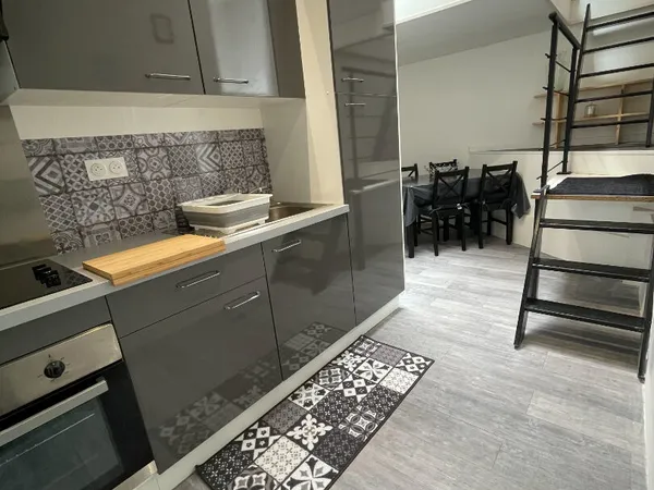 Immeuble: local et appartement à vendre libres