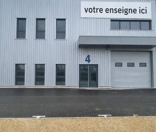 Local 200m² avec inclus 52m² de bureau à louer façade autoroute