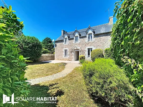 Maison en pierres dans le bourg de la Bouillie