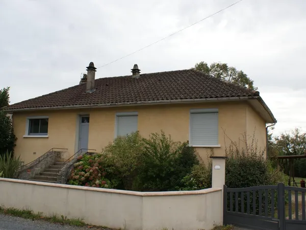 Prayssac: Maison Renovee Avec Jardin, Garage Et Dependances Sur 1925 M² De Terrain Clos