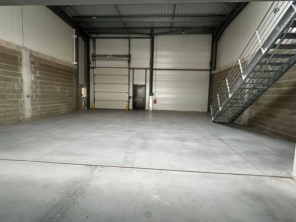 Local d'activité 1850 m²