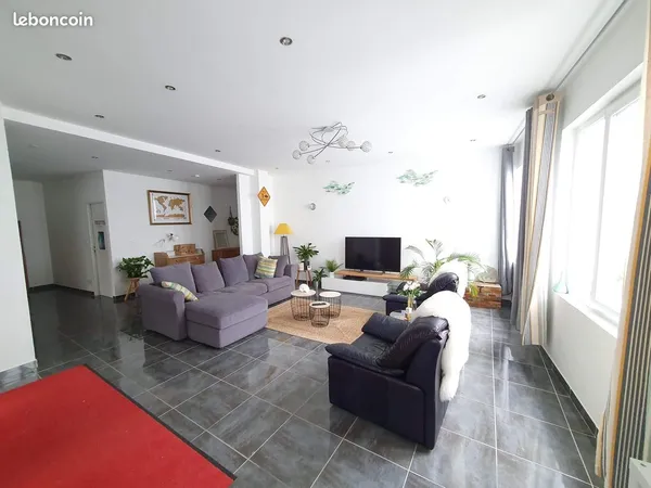 Magnifique loft T4 de 167 m² - Lumineux - 3 chambres - place de parking et cave 27m2