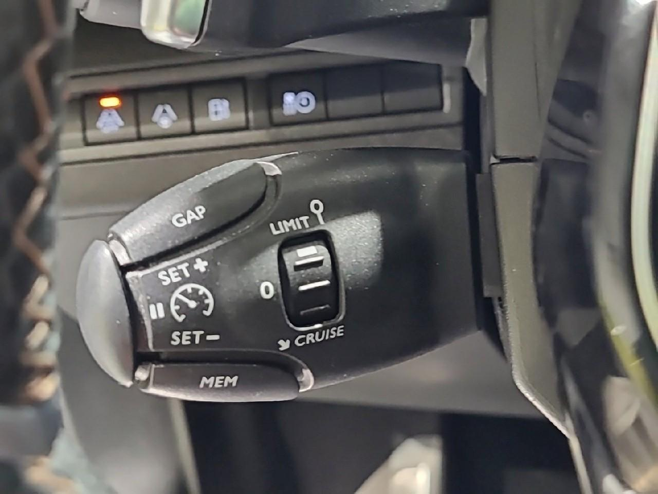 Peugeot 3008 hybrid4 300 e-eat8 gt — photo 26