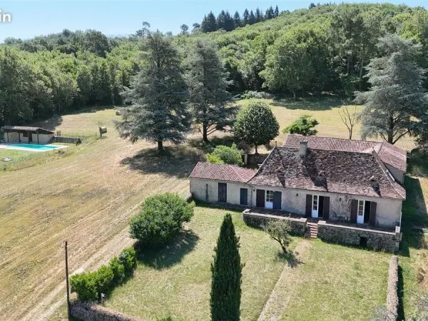 Maison - 13 pièces - 5 ha de terrain - Piscine - 495 000