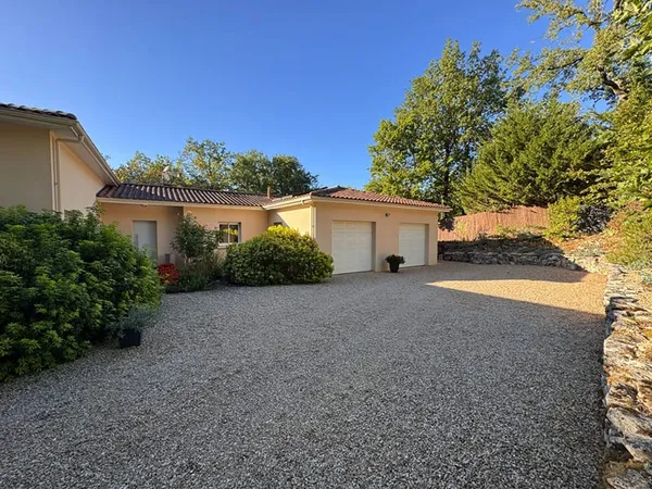 A vendre 15 km de Périgueux Maison de plain pied de 169m² avec 4 chambres, piscine et terrain boisé 