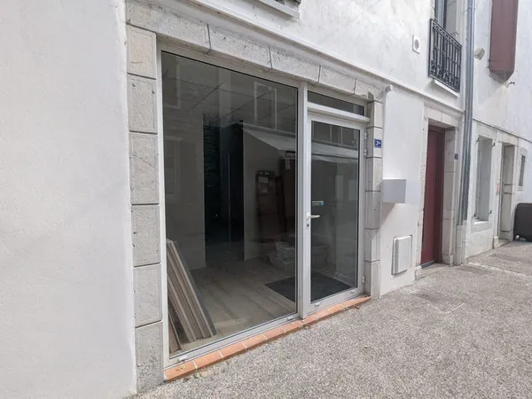 Local commercial de 20 m2 à louer au centre à Saint-Palais.