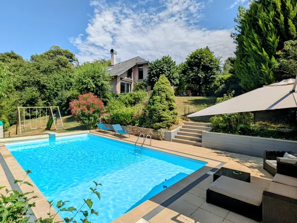 Villa d'architecte sur magnifique parc avec piscine