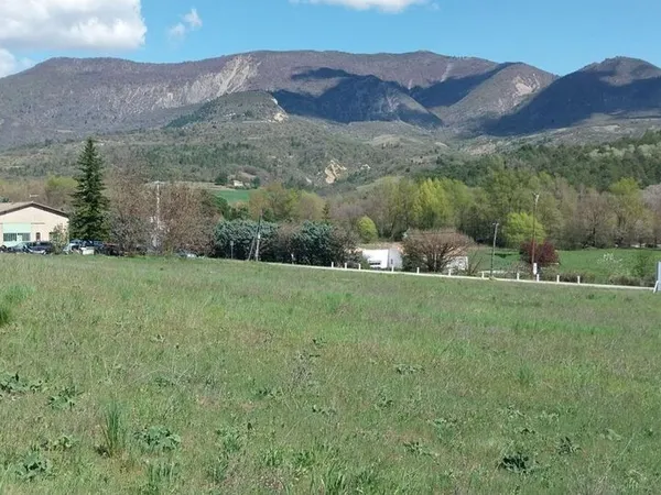 Terrain à bâtir de 541 m² à THOARD (04)