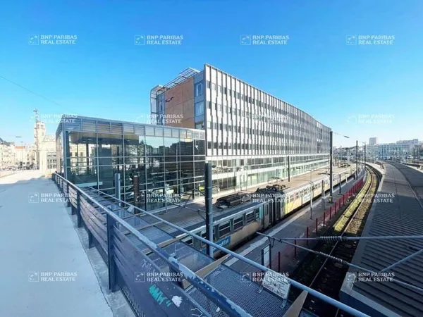 Bureaux 596 m²