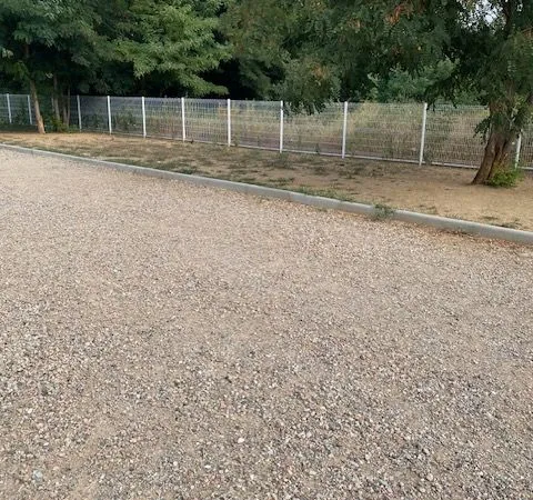Local de stockage avec terrain
