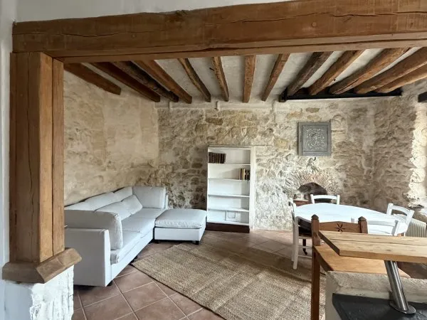 Loue maison 60 m² entièrement meublée, avec son jardin, son garage, sa cave et ses combles aménagés.