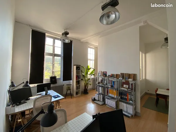 Bureau lumineux 45 m² - 4,20 m de hauteur - Paris 11 - tout inclus - disponible immédiatement