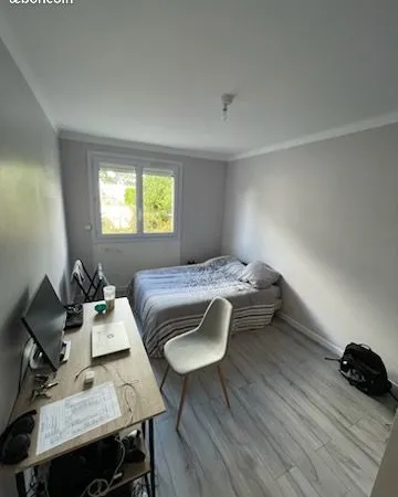 Chambre meublée dans maison avec jardin