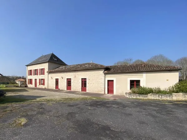 Ensemble immobilier situé dans un secteur tranquille et central