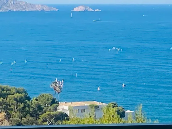 Roucas blanc sur la colline